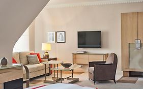 Hotel Plaza Athenee - Dorchester Collection  5*